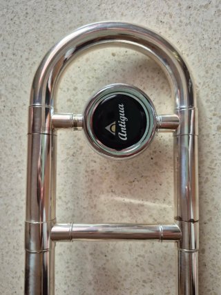 Trombón Antigua con funda