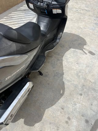 Suzuki Burgman 400 Maxi Scooter Gris