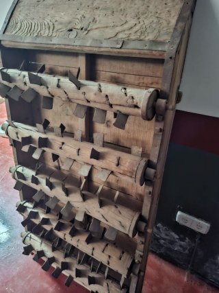 Trillo de madera con cuchillas