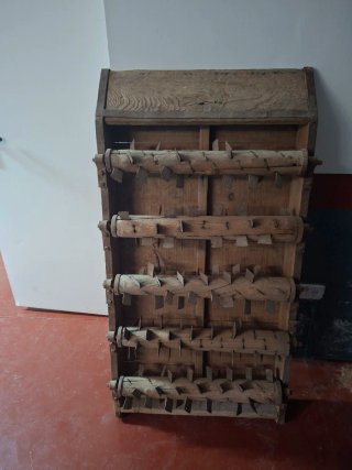 Trillo de madera con cuchillas