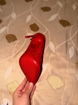 Zapatos de tacón rojos