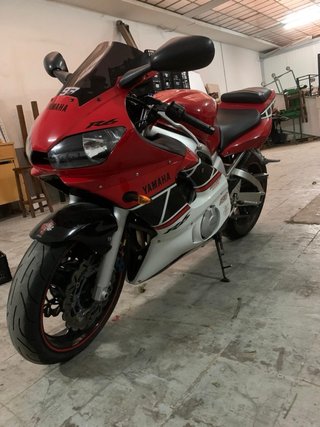 Yamaha R6 Roja y Blanca