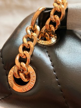 Bolso Sandro negro y dorado