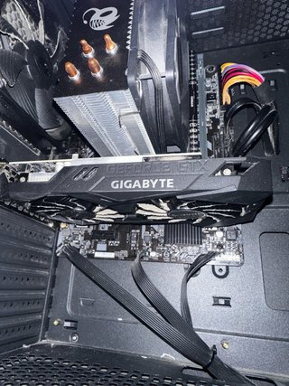 GIGABYTE GTX 1650 4GB NVIDIA Casi Nueva