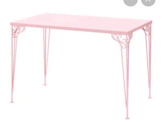 Tavolo da studio rosa con gambe in ferro