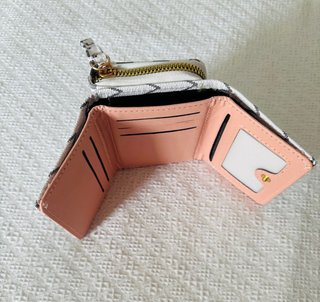 Monedero blanco con detalle M dorado