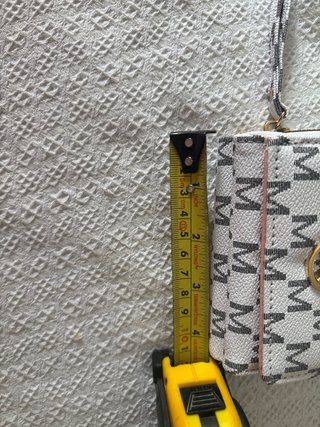 Monedero blanco con detalle M dorado