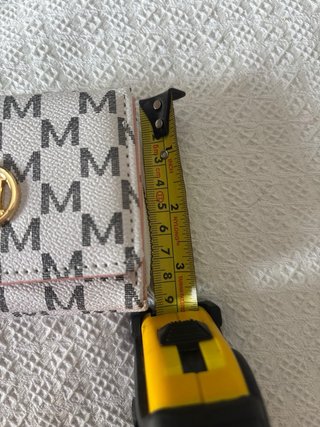 Monedero blanco con detalle M dorado