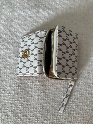 Monedero blanco con detalle M dorado