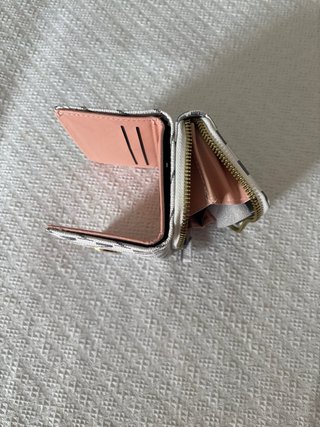Monedero blanco con detalle M dorado
