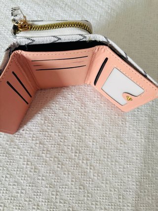 Monedero blanco con detalle M dorado