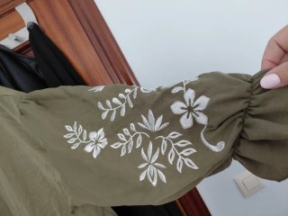 Blusa verde con bordado blanco