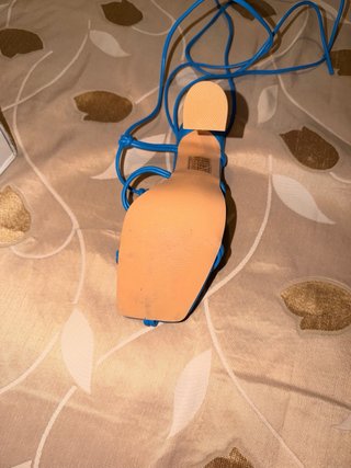 Zapatos de tacón azul con tiras