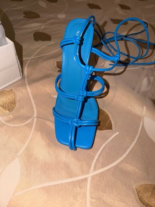 Zapatos de tacón azul con tiras