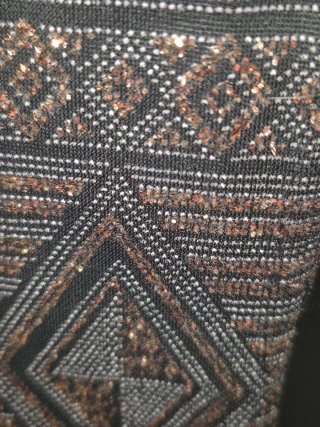 Top negro con brillo dorado. N1