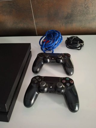 PS4 1TB + 2 Mandos