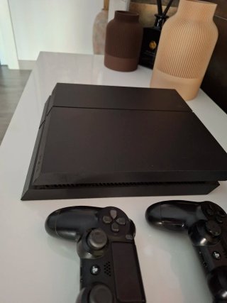 PS4 1TB + 2 Mandos