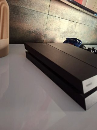 PS4 1TB + 2 Mandos
