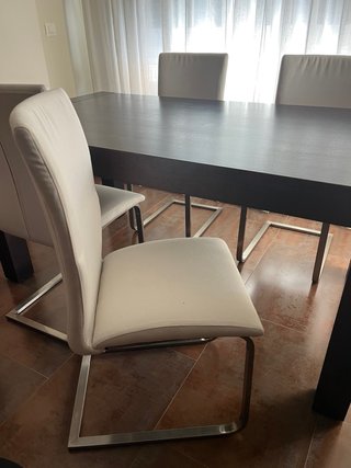 Mesa comedor color wengue con 4 sillas