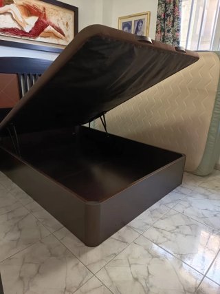 Canapé abatible, cabecero y mesa de noche.