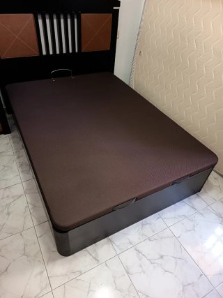 Canapé abatible, cabecero y mesa de noche.
