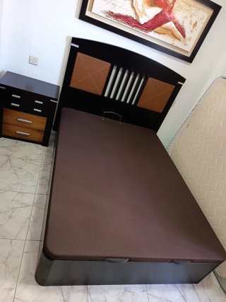 Canapé abatible, cabecero y mesa de noche.