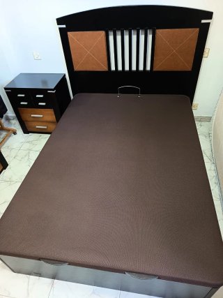 Canapé abatible, cabecero y mesa de noche.