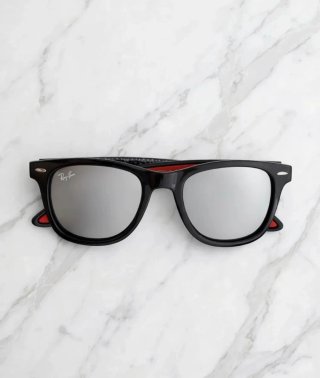 Gafas de sol Ray-Ban negras y rojas