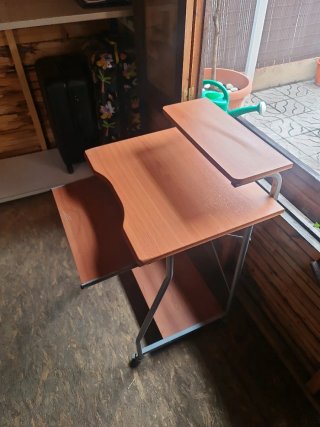 Escritorio con ruedas y bandeja