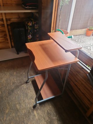 Escritorio con ruedas y bandeja