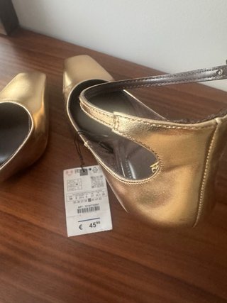 Sapatos de salto alto dourados ZARA
