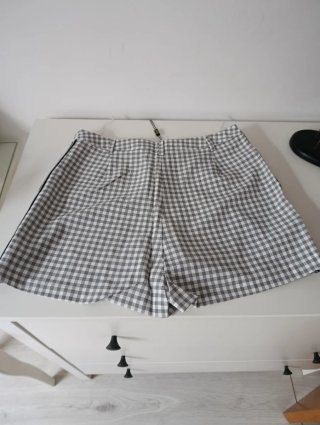 Shorts de cuadros grises y blancos