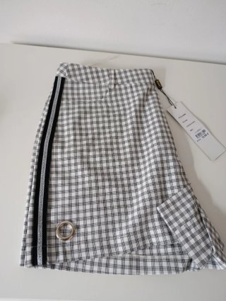Shorts de cuadros grises y blancos