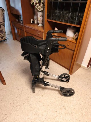 Andador Kesser para mayores con bolsa