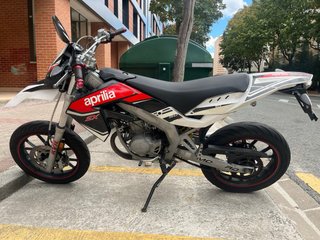 Moto Supermotard Roja y Blanca