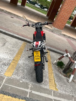 Moto Supermotard Roja y Blanca