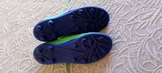 Zapatillas fútbol multitacos verdes y azules