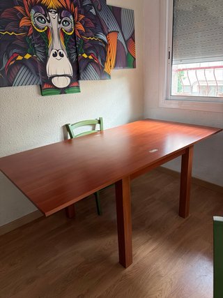 Mesa de madera marrón disponible hasta 29/08 14:00