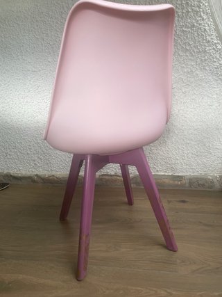 Silla de escritorio rosa y madera