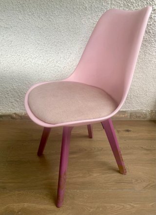 Silla de escritorio rosa y madera