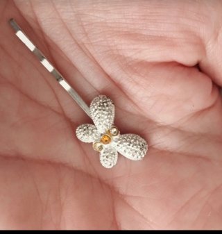 Lote: pendientes, pulsera, broche y horquillas