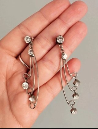 Lote: pendientes, pulsera, broche y horquillas