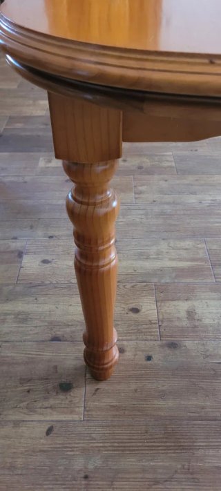 Mesa de comedor de pino. Extensible.