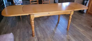 Mesa de comedor de pino. Extensible.