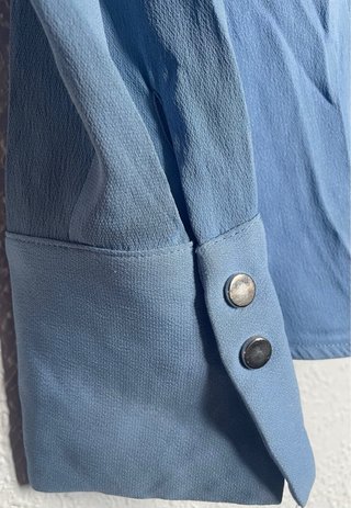 Camisa Mango azul botones hombro