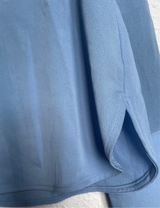 Camisa Mango azul botones hombro