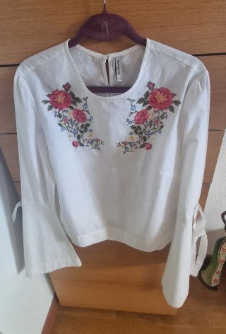 Blusa Stradivarius blanca bordada flores Talla M