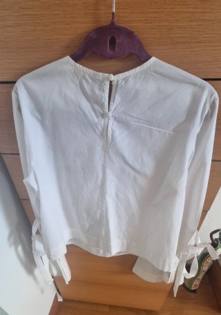 Blusa Stradivarius blanca bordada flores Talla M