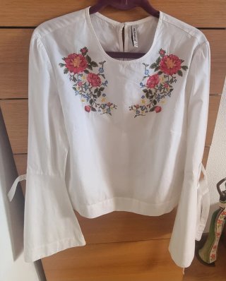 Blusa Stradivarius blanca bordada flores Talla M
