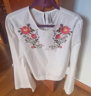 Blusa Stradivarius blanca bordada flores Talla M